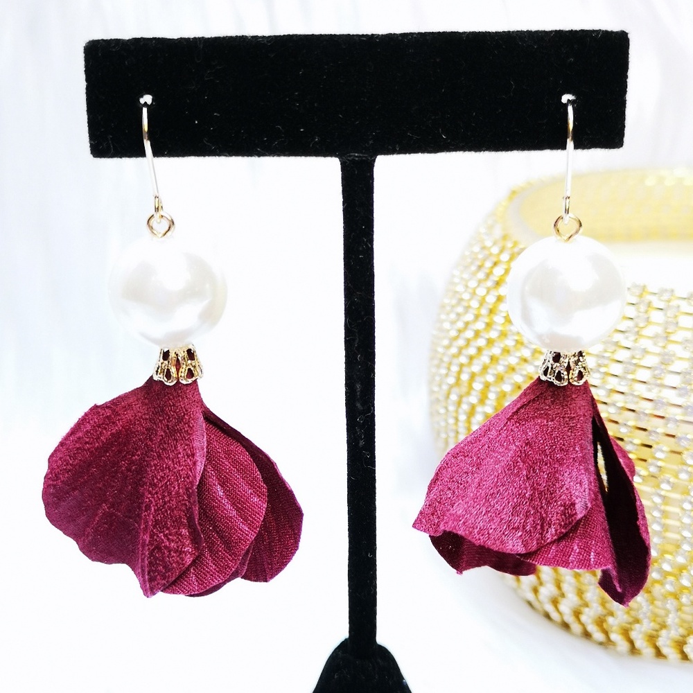 Qbe Petal Pearl Earrings Red Ｗine